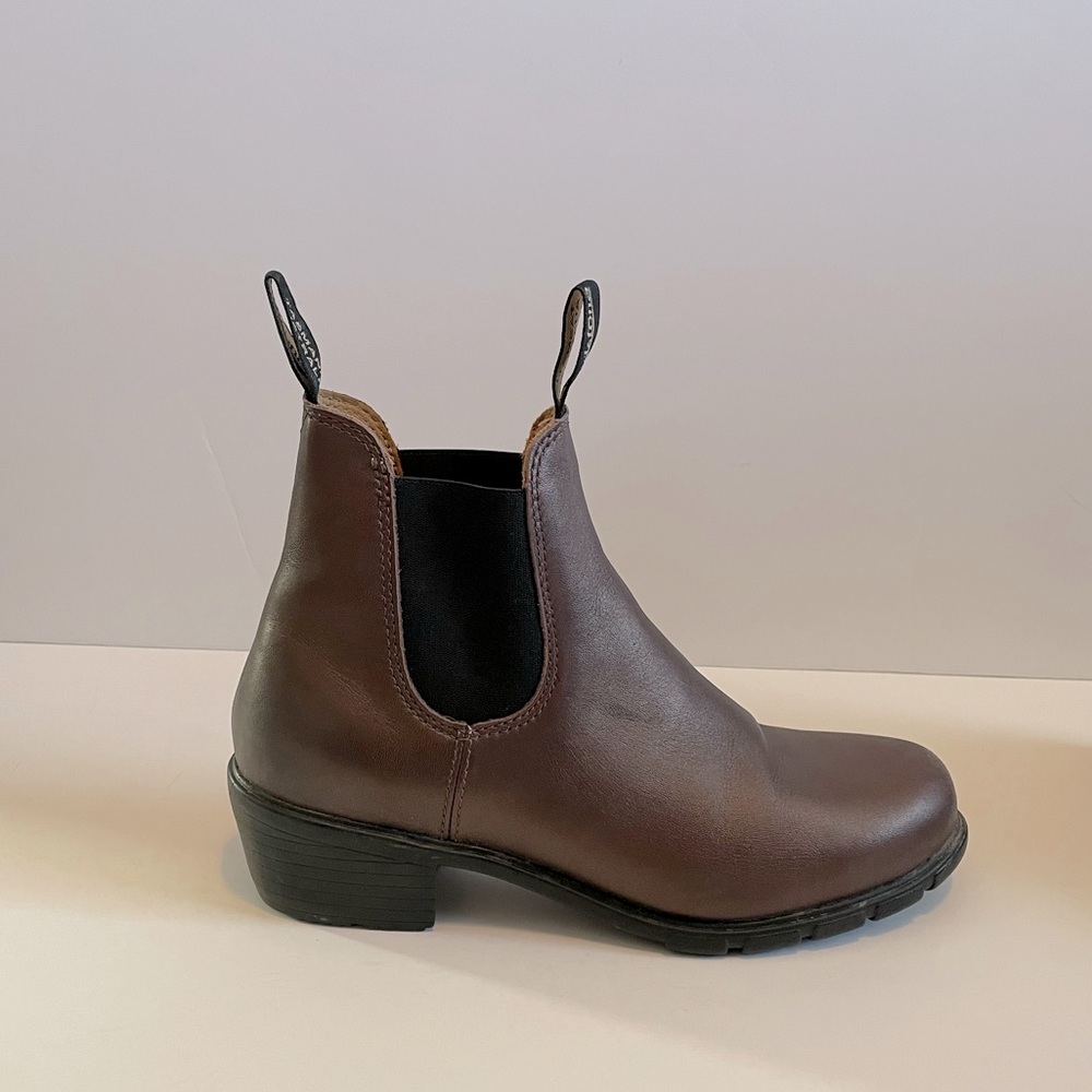 BLUNDSTONE Chelsea Leather Boots in Maroon